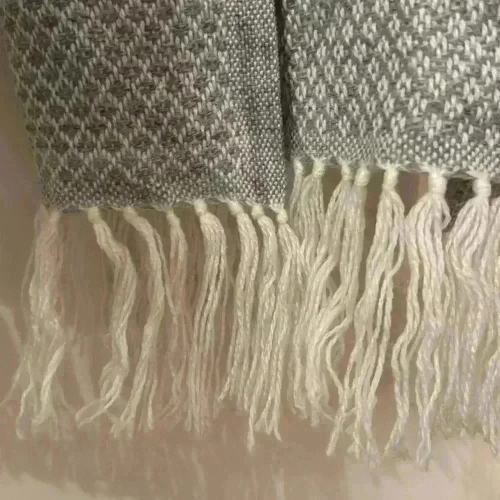 Reversible Gray & White Scarf - Picture 3 of 4